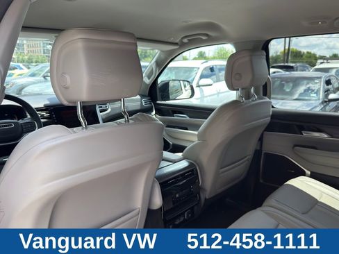 Used 2024 Jeep Wagoneer L Series II RWD image 33