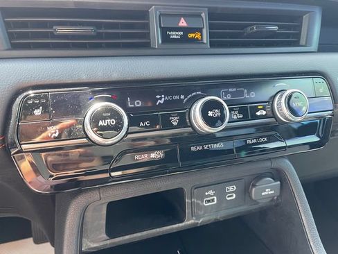 Used 2025 Honda Pilot TrailSport image 33