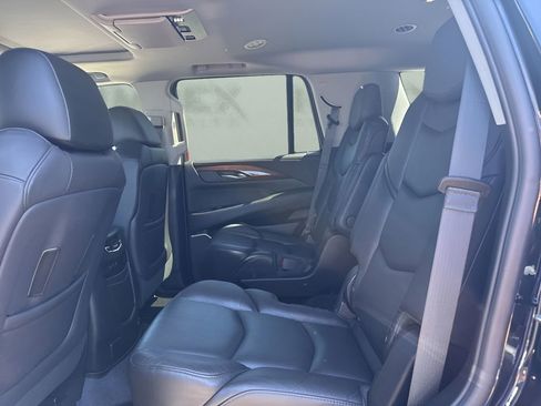Used 2018 Cadillac Escalade Premium Luxury AWD/4WD image 13
