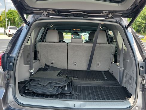 Certified 2018 Toyota Highlander Plus w/ Carpet Mat Package (TMS) AWD/4WD image 9