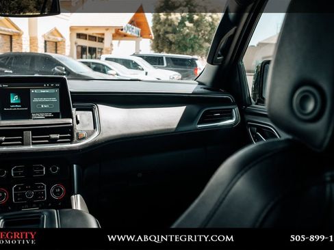 Used 2024 Chevrolet Suburban LT RWD image 23