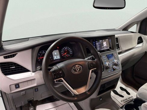 Used 2015 Toyota Sienna LE FWD image 13