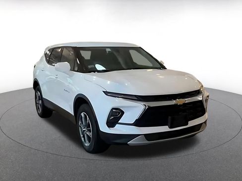 Used 2025 Chevrolet Blazer LT FWD image 3