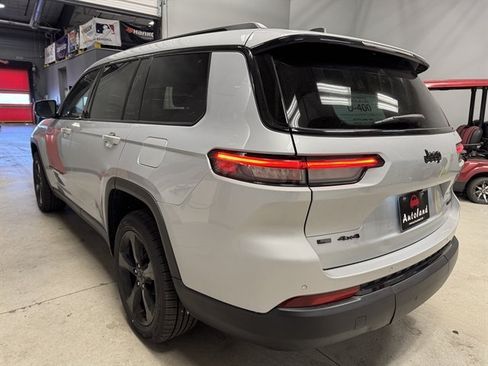 Used 2023 Jeep Grand Cherokee L Limited w/ Black Appearance Package AWD/4WD image 6