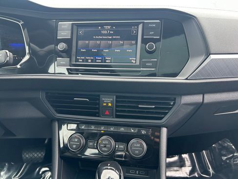 Used 2022 Volkswagen Jetta SE FWD image 13