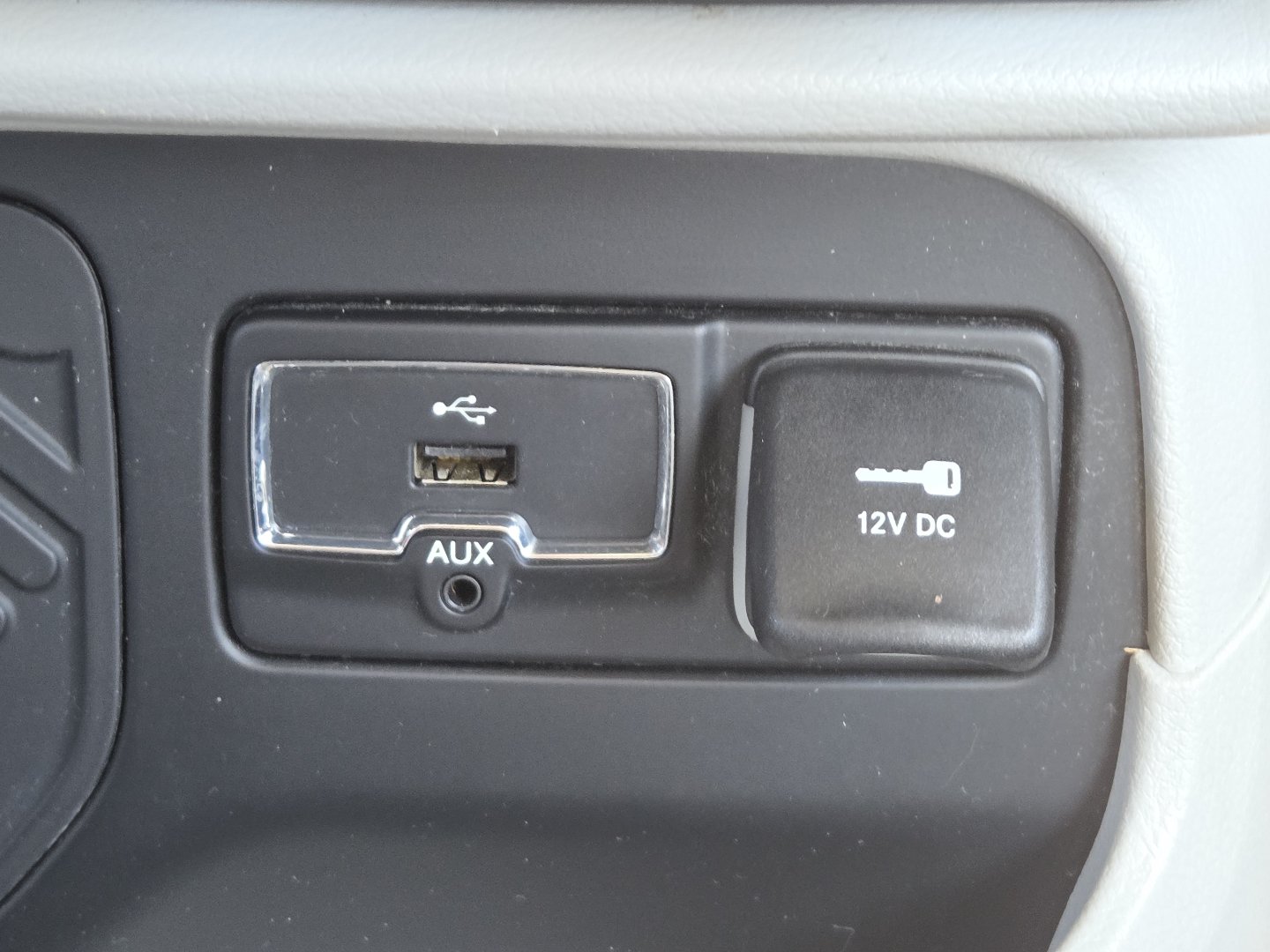 Used 2017 Jeep Renegade Latitude FWD image 4