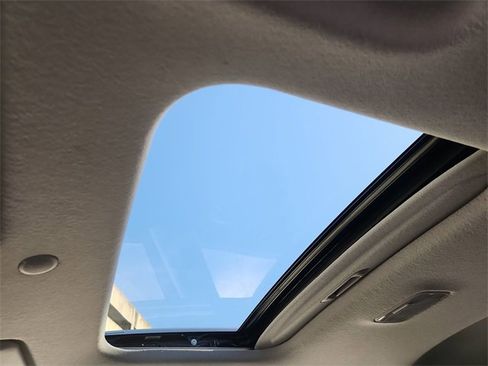 Used 2023 Hyundai Venue SEL image 17