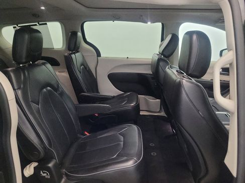 Used 2018 Chrysler Pacifica Limited FWD image 19