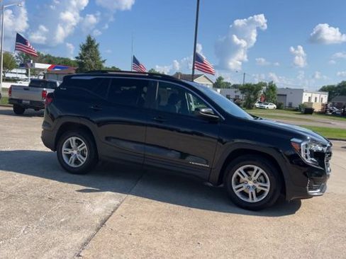 Used 2023 GMC Terrain SLE w/ Driver Convenience Package FWD image 2