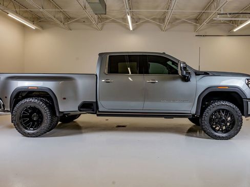 Used 2024 GMC Sierra 3500 Denali Ultimate AWD/4WD image 11