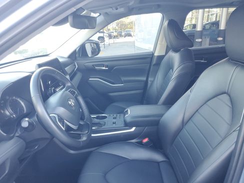 Used 2024 Toyota Highlander XLE image 13