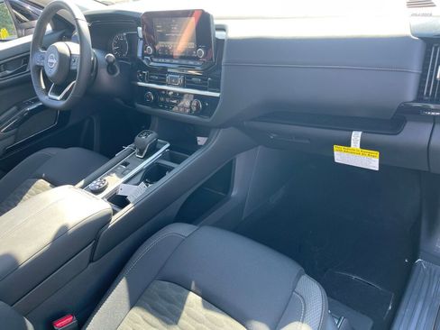 New 2025 Nissan Pathfinder SV w/ Black Appearance Package image 16