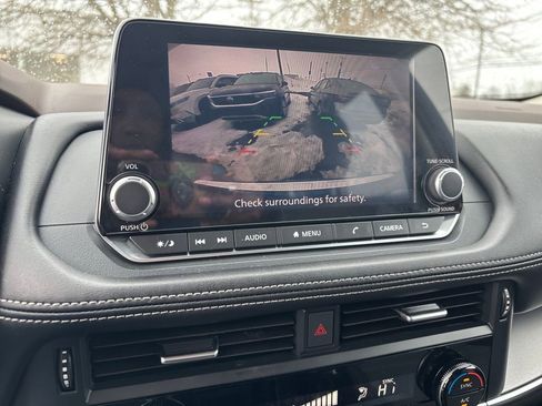 Used 2023 Nissan Rogue SV image 10