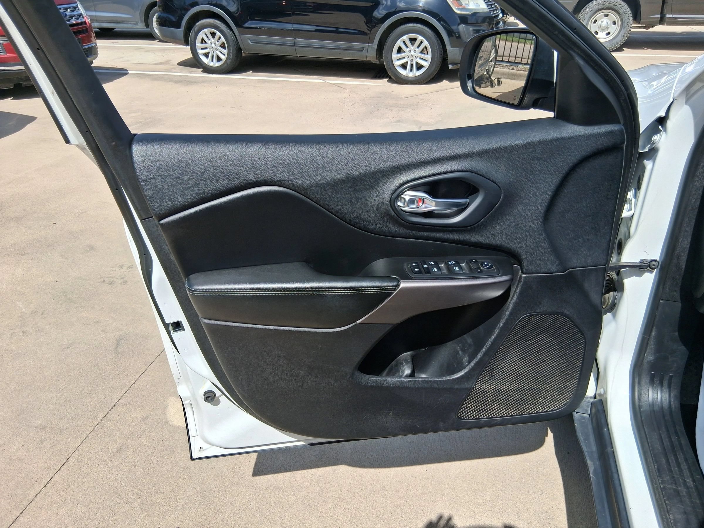 Used 2019 Jeep Cherokee Latitude w/ Popular Appearance Group AWD/4WD image 22