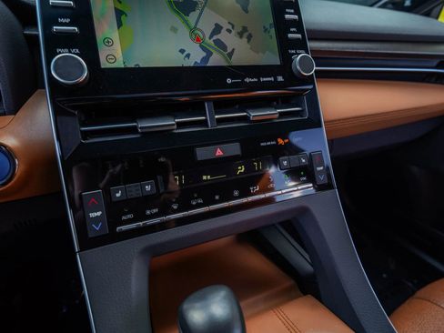 Used 2019 Toyota Avalon Limited image 21