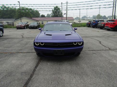 Used 2019 Dodge Challenger SXT RWD image 2
