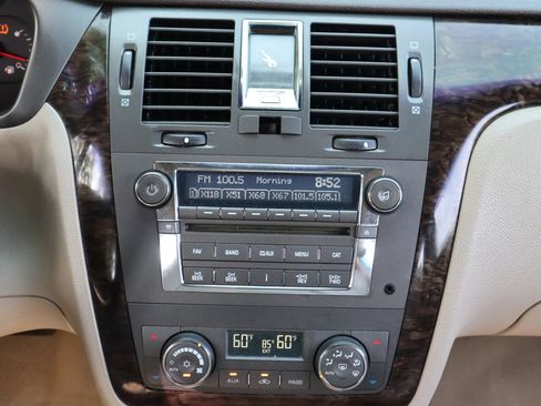 Used 2011 Cadillac DTS Luxury FWD image 21
