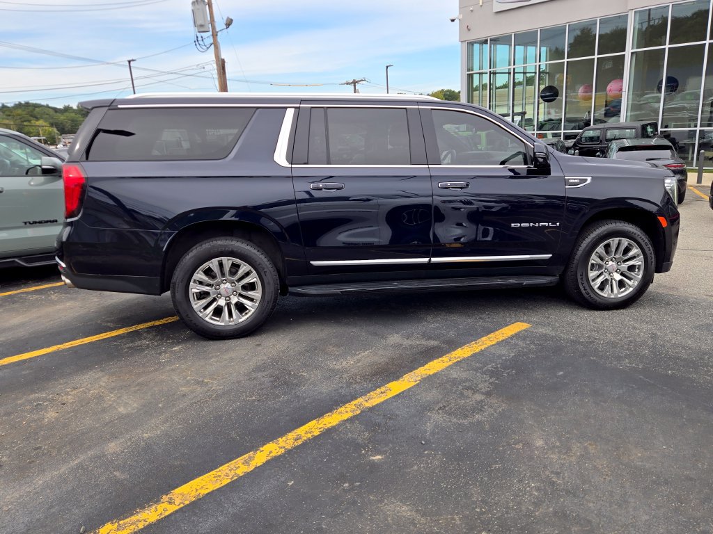 Used 2023 GMC Yukon XL Denali AWD/4WD image 7