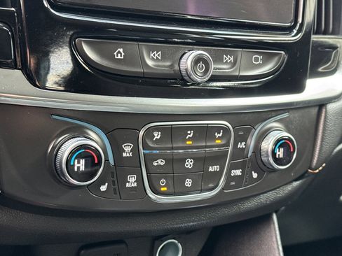 Used 2021 Chevrolet Traverse LT image 18