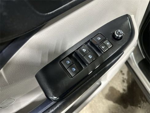 Used 2015 Toyota Highlander XLE image 19