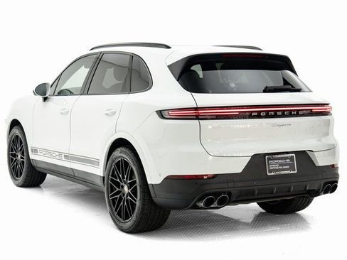 Certified 2025 Porsche Cayenne image 3