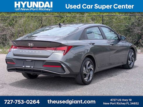 Used 2025 Hyundai Elantra Sport FWD image 5