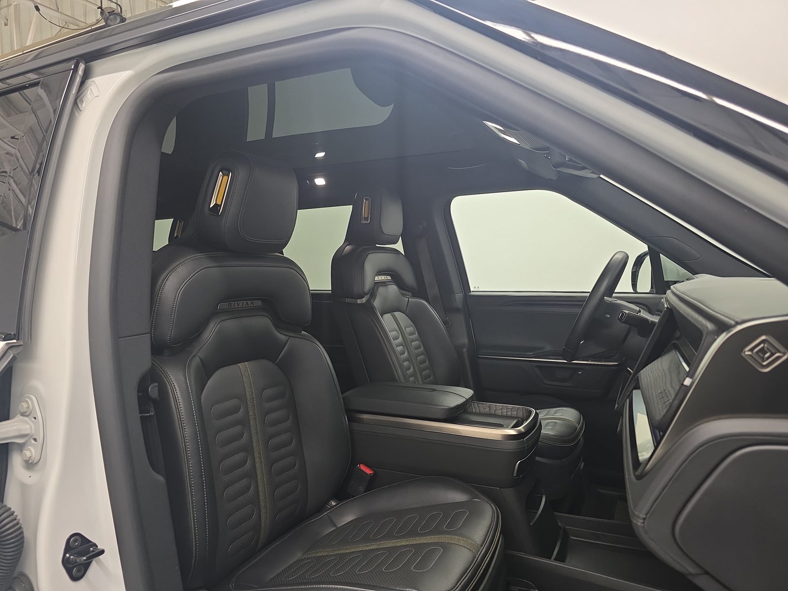 Used 2025 Rivian R1S Adventure Dual AWD/4WD image 24