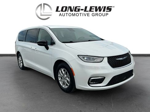 Used 2024 Chrysler Pacifica Touring-L FWD image 10