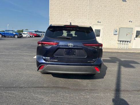 Used 2021 Toyota Highlander LE AWD/4WD image 3