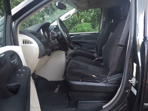 Used 2015 Dodge Grand Caravan American Value Package w/ UConnect Hands-Free Group FWD image 19