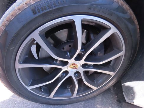 Used 2022 Porsche Cayenne AWD/4WD image 16