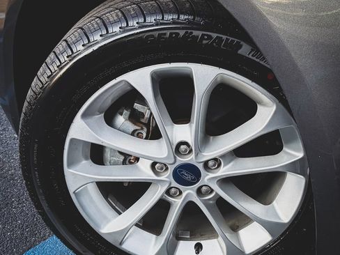 Used 2020 Ford Fusion SE FWD image 3