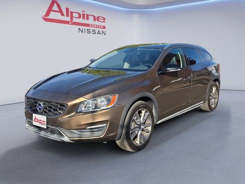 Used 2018 Volvo V60 T5 Cross Country image 1