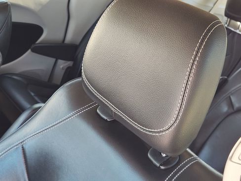 Used 2022 Chrysler Pacifica Touring-L image 15