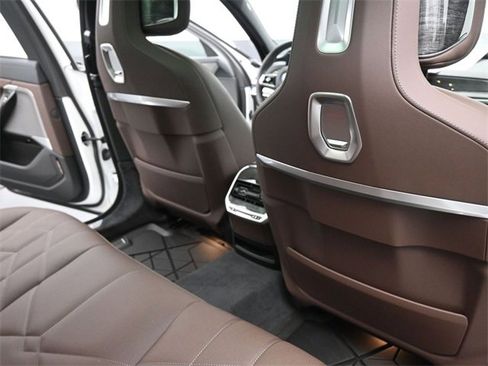 New 2026 BMW 750e xDrive w/ Premium Package image 24
