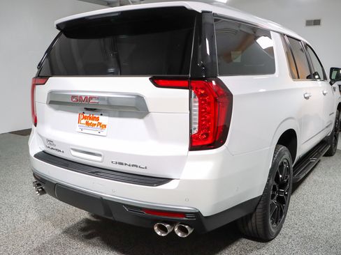 Used 2023 GMC Yukon XL Denali w/ Advanced Technology Package AWD/4WD image 7