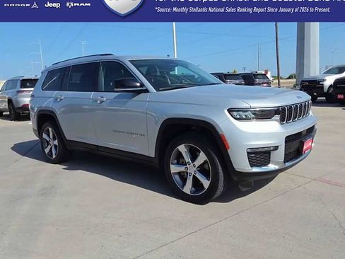 Used 2022 Jeep Grand Cherokee L Limited AWD/4WD image 2