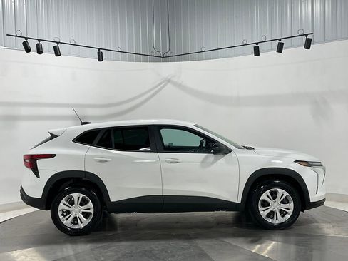 Used 2024 Chevrolet Trax LS w/ Driver Confidence Package FWD image 10