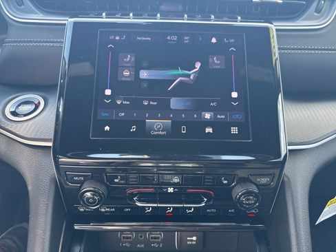 Used 2025 Jeep Grand Cherokee Altitude AWD/4WD image 17