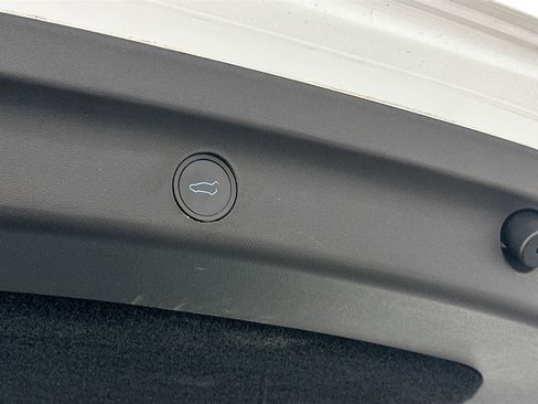 Used 2022 Tesla Model Y Long Range image 32