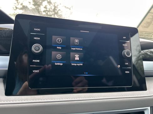 Certified 2025 Volkswagen Taos SE w/ Panoramic Sunroof Package image 34