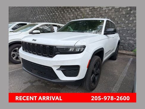 Used 2024 Jeep Grand Cherokee Altitude image 1