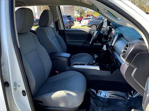Used 2021 Toyota Tacoma SR5 AWD/4WD image 9
