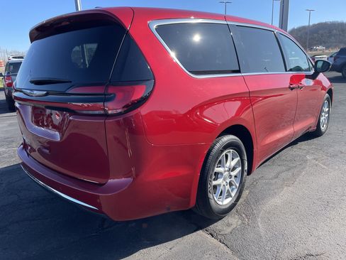 Used 2025 Chrysler Pacifica Select image 5