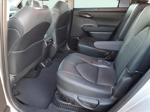 Used 2021 Toyota Highlander XLE image 4