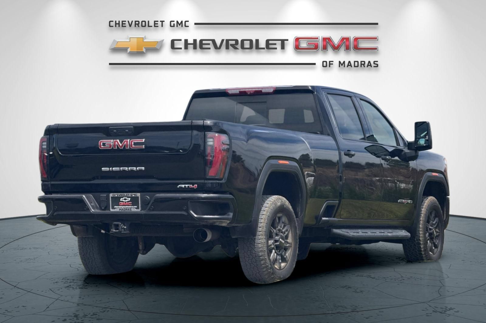 Used 2024 GMC Sierra 2500 AT4 w/ Technology Package AWD/4WD image 3