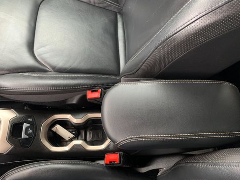 Used 2017 Jeep Renegade Limited image 14