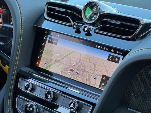 Used 2025 Bentley Bentayga image 44