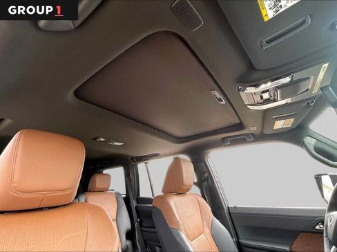 Used 2025 Lexus GX 550 w/ Accessory Package (2T) AWD/4WD image 12