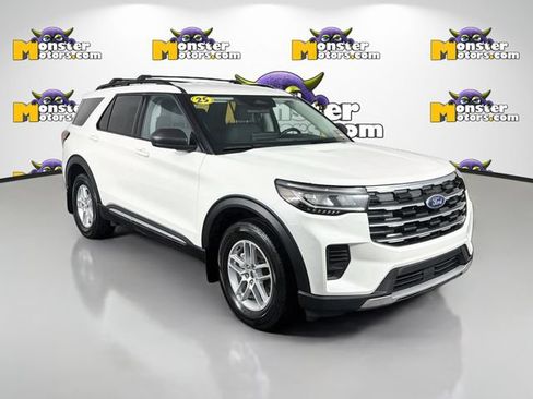 Used 2025 Ford Explorer Active AWD/4WD image 3